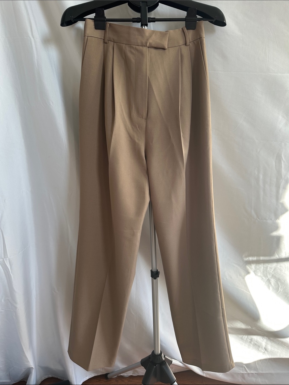The Frankie Shop Bea Pleated Crepe Tapered-leg Pants